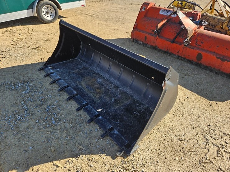 #638-•-heavy-duty-loader-bucket-with-teeth-image-1