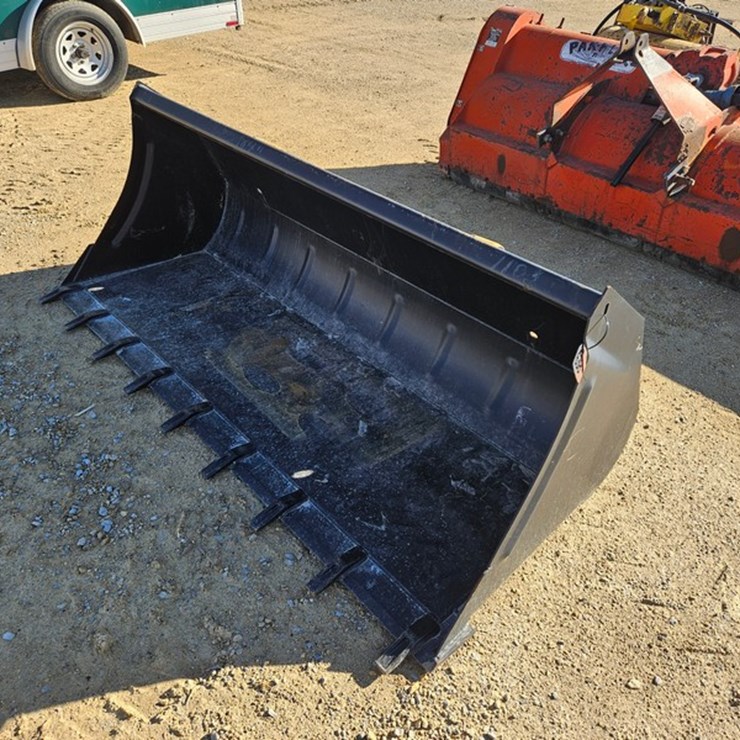 #638 • Heavy Duty Loader Bucket With Teeth