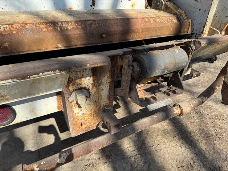 2018-isuzu-nrr-image-24