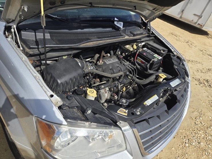 2010-chrysler-town-&-country-touring-image-26