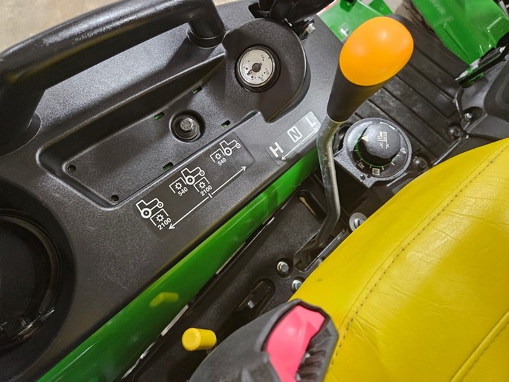 2024-john-deere-1025r-image-22
