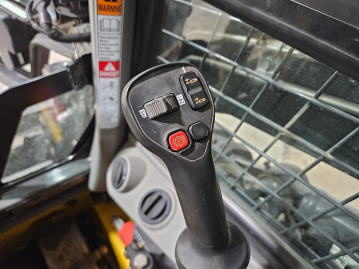 2021-new-holland-l318-image-22