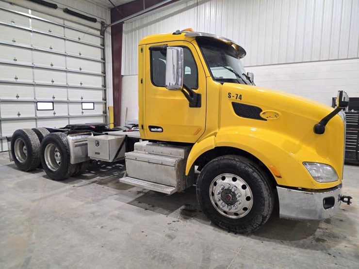 2017-peterbilt-579-image-3