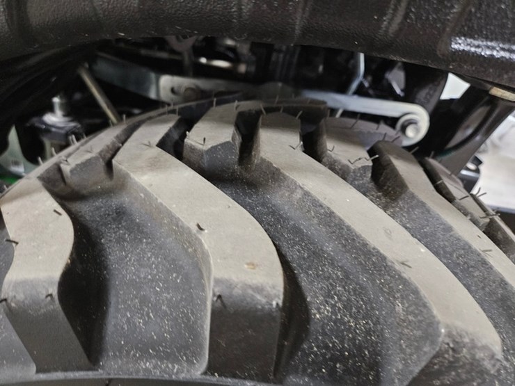 2024-john-deere-1025r-image-40