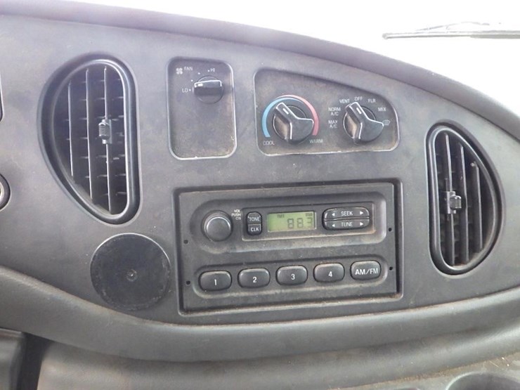 2004-ford-e350-image-37