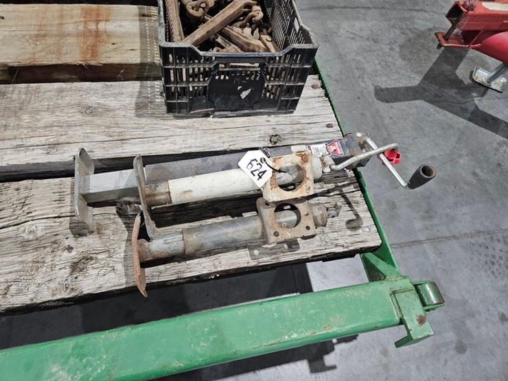 #624-•-(3)-trailer-jacks-image-1