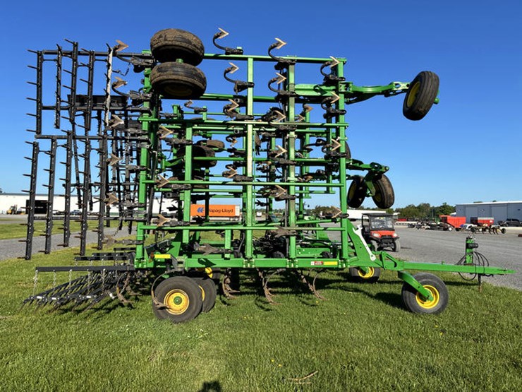 2014-john-deere-2210-image-9