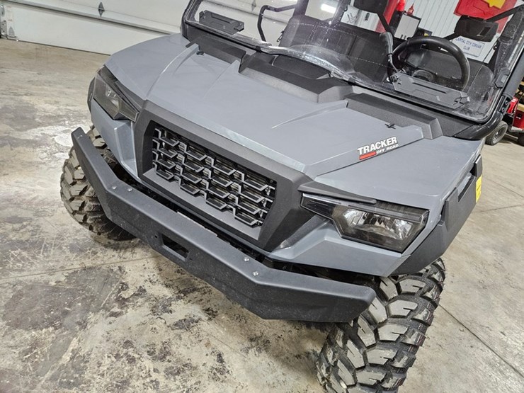 2019-john-deere-gator-image-31