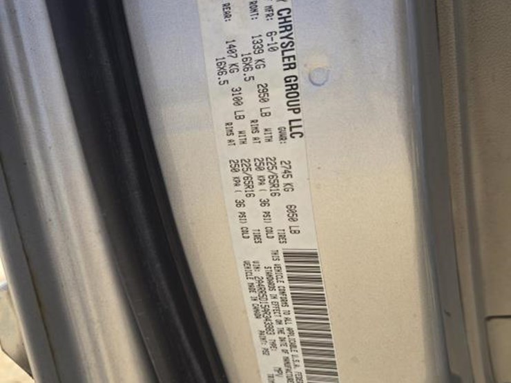 2010-chrysler-town-&-country-touring-image-16