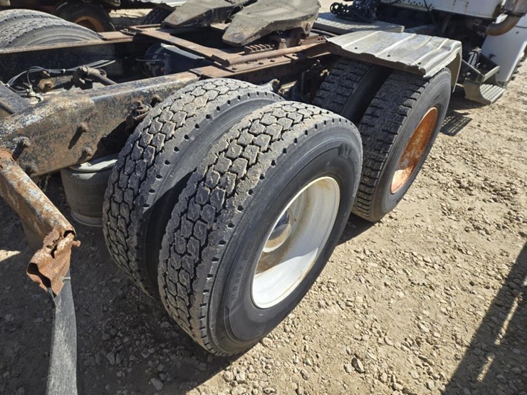 #212-•-1994-freightliner-semi-tractor-image-11