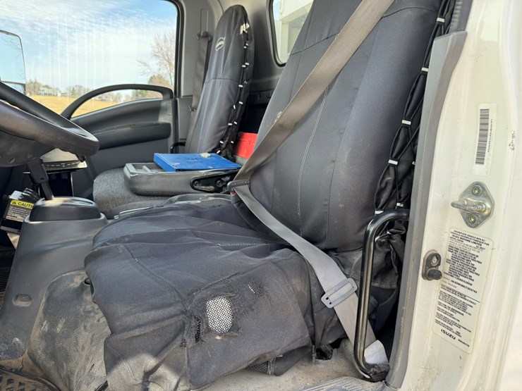 2018-isuzu-nrr-image-37