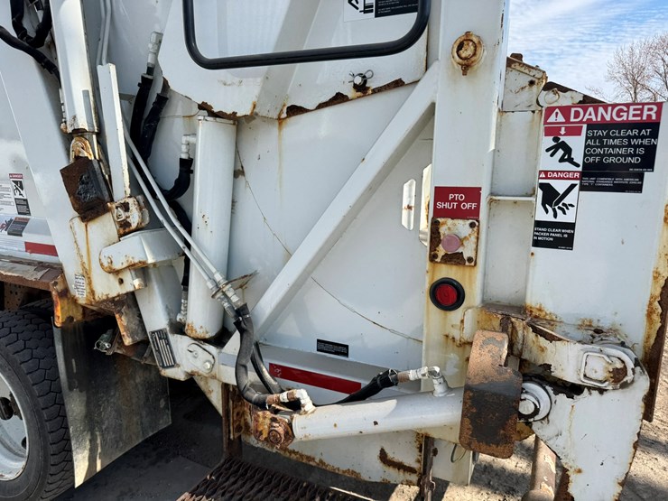 2018-isuzu-nrr-image-28