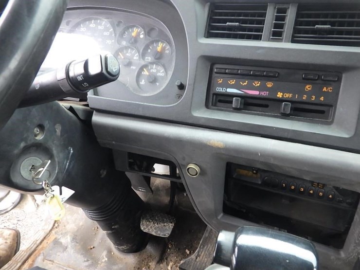 2004-izuzu-tilt-cab-22'-s/a-cab-and-chassis-image-30