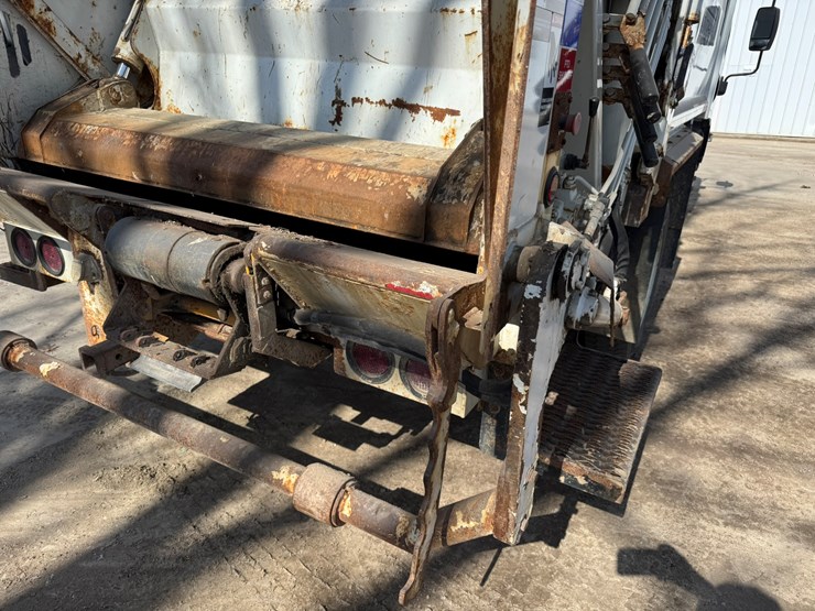 2018-isuzu-nrr-image-22