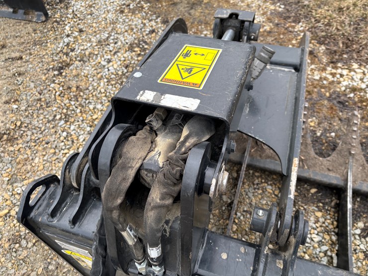 #2324-•-caterpillar-84"-skid-steer-grapple-bucket-image-17