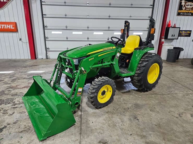 2025-john-deere-3032e-image-1