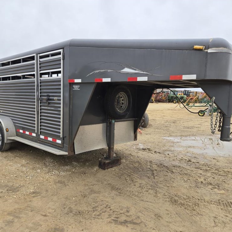 #73 • 2005 FEATHERLITE GOOSENECK LIVESTOCK TRAILER