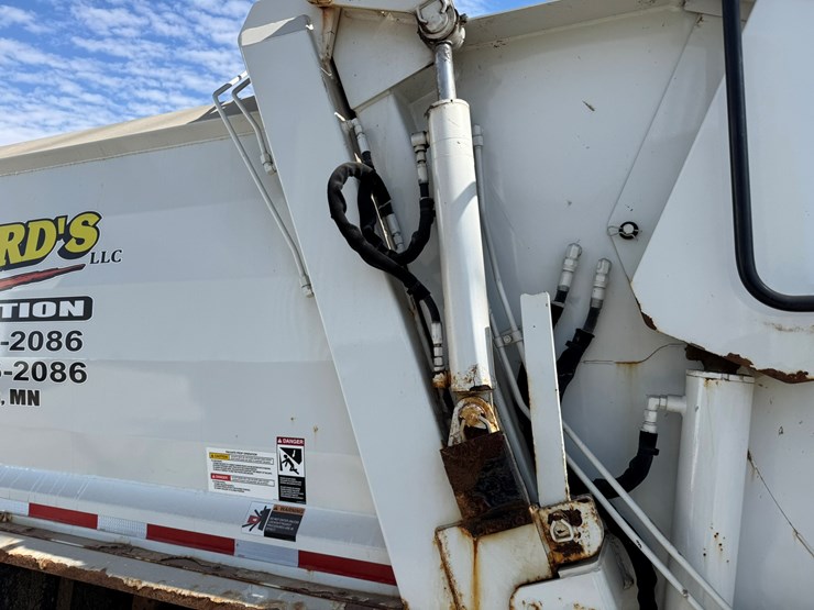 2018-isuzu-nrr-image-30