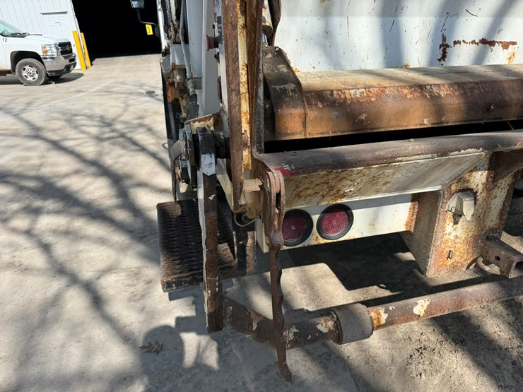 2018-isuzu-nrr-image-26