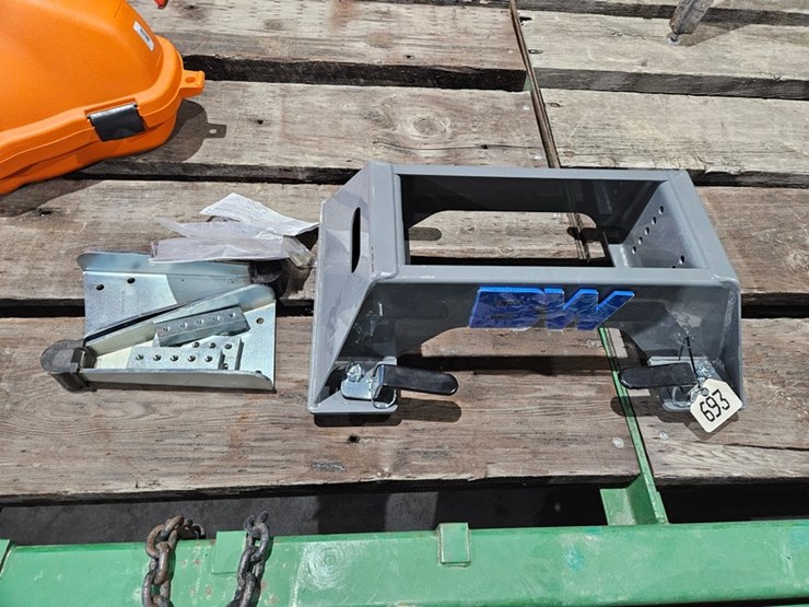 #693-•-b&w-companion-gm-5th-wheel-mount-image-1