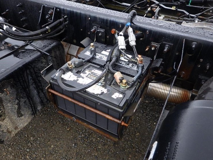 2004-izuzu-tilt-cab-22'-s/a-cab-and-chassis-image-11