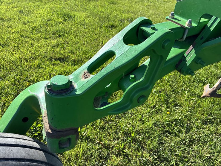 2014-john-deere-2210-image-25