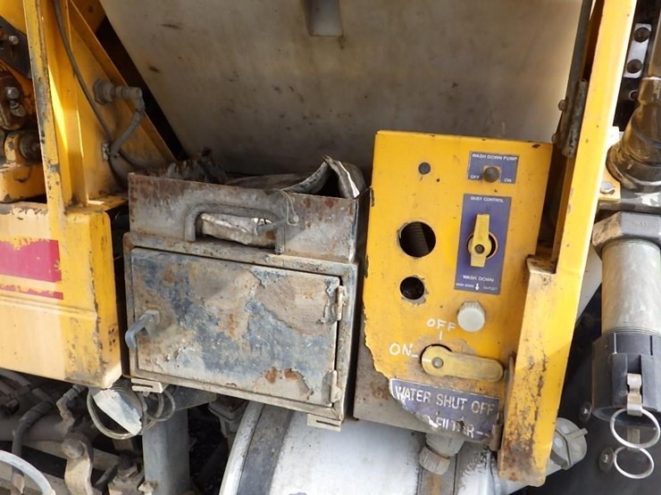 2005-elgin-sc-8000-s/a-street-sweeper-image-21