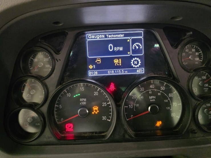 2017-peterbilt-579-image-28