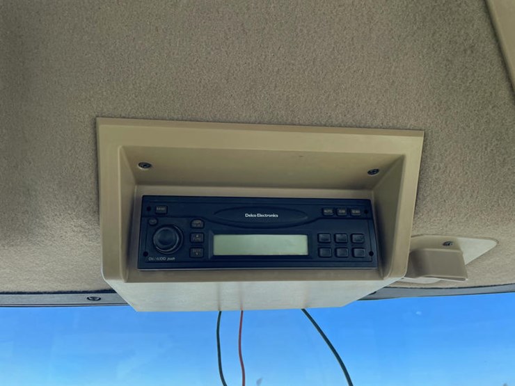 2002-john-deere-8520t-image-43