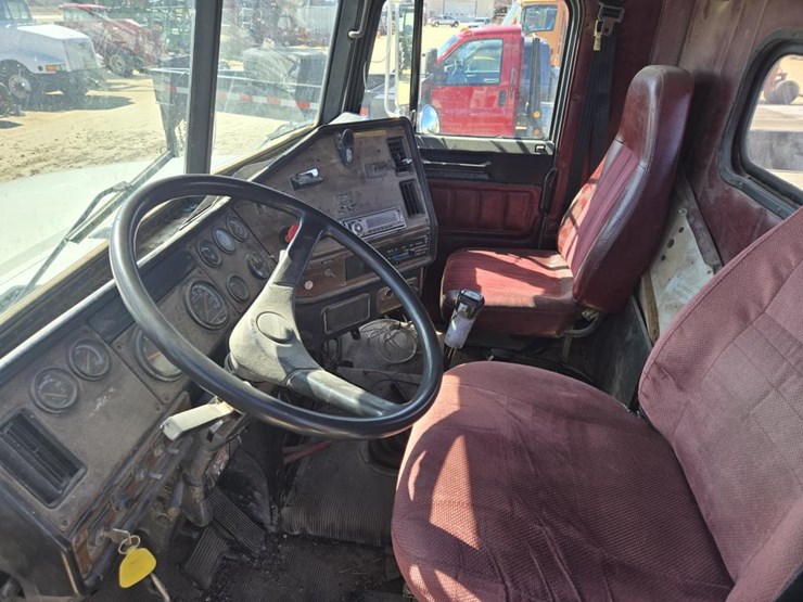 #212-•-1994-freightliner-semi-tractor-image-18