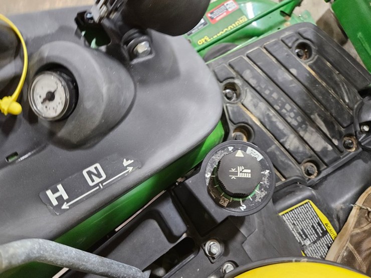 2018-john-deere-1025r-image-25