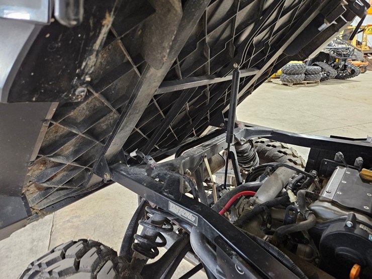 2019-john-deere-gator-image-14