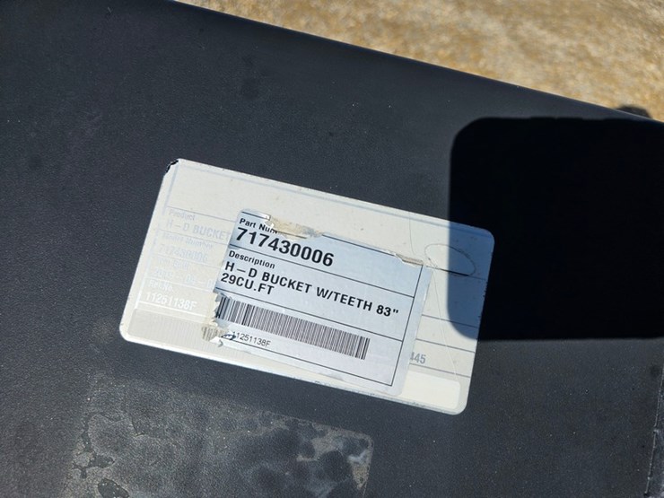 #638-•-heavy-duty-loader-bucket-with-teeth-image-9