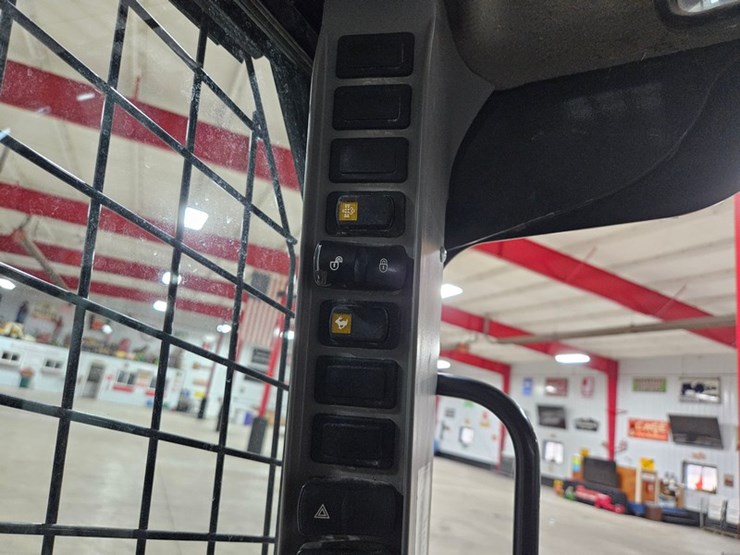 2021-new-holland-l318-image-28