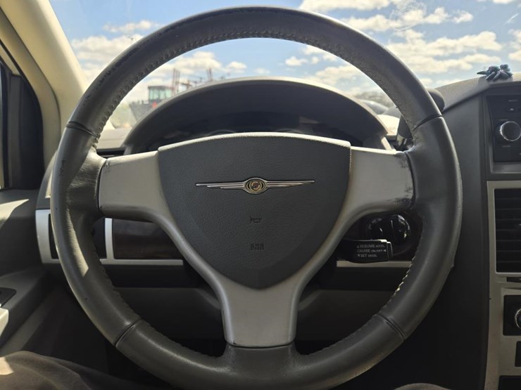 2010-chrysler-town-&-country-touring-image-20