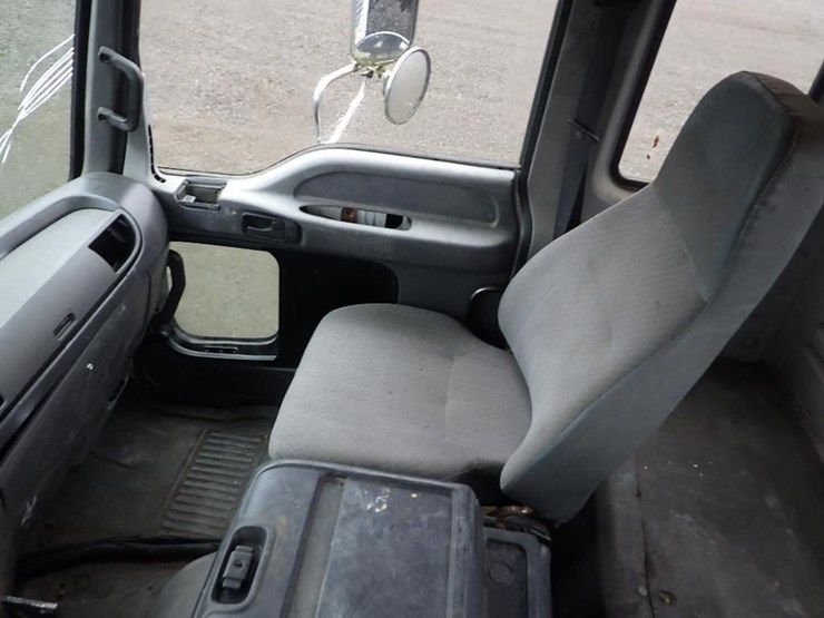 2004-izuzu-tilt-cab-22'-s/a-cab-and-chassis-image-36