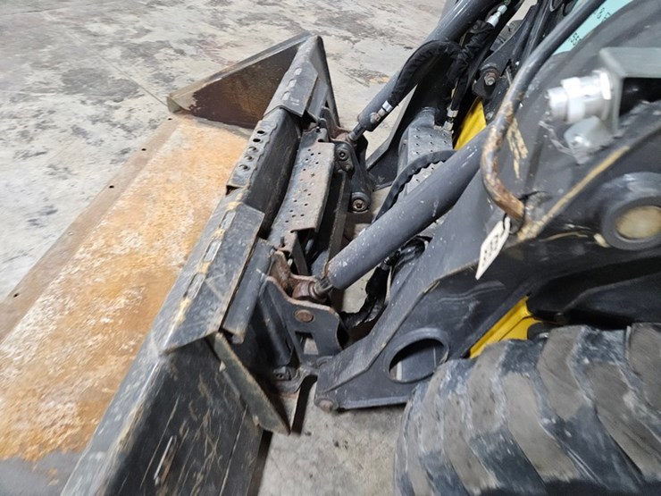 2021-new-holland-l318-image-11