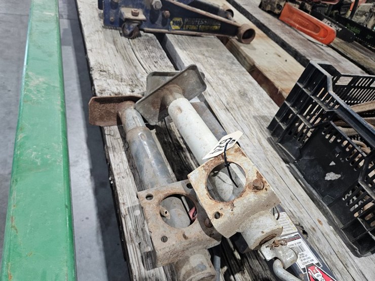 #624-•-(3)-trailer-jacks-image-3