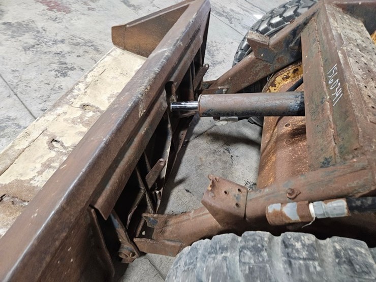 new-holland-l555-image-11