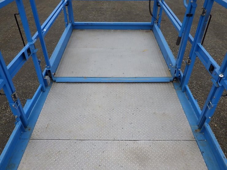 2017-genie-gs-4390-scissor-lift-image-22
