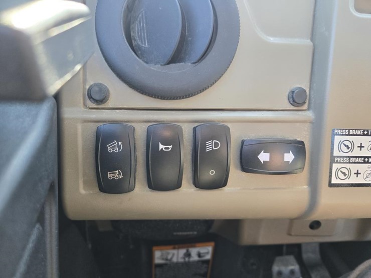 2023-john-deere-gator-image-21