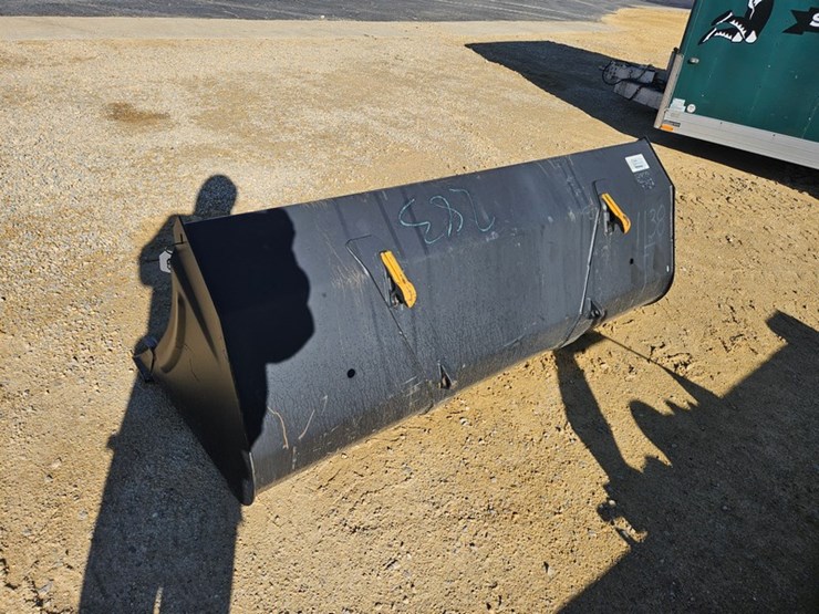 #638-•-heavy-duty-loader-bucket-with-teeth-image-3