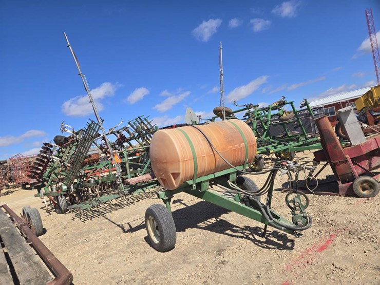 #194-•-john-deere-sprayer-with-booms-and-pump-image-1