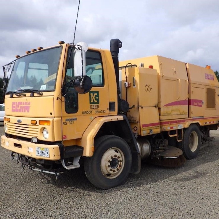 2005 Elgin SC-8000 S/A Street Sweeper
