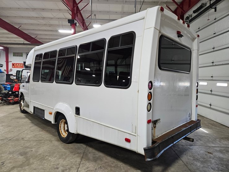 2012-ford-e350-image-3