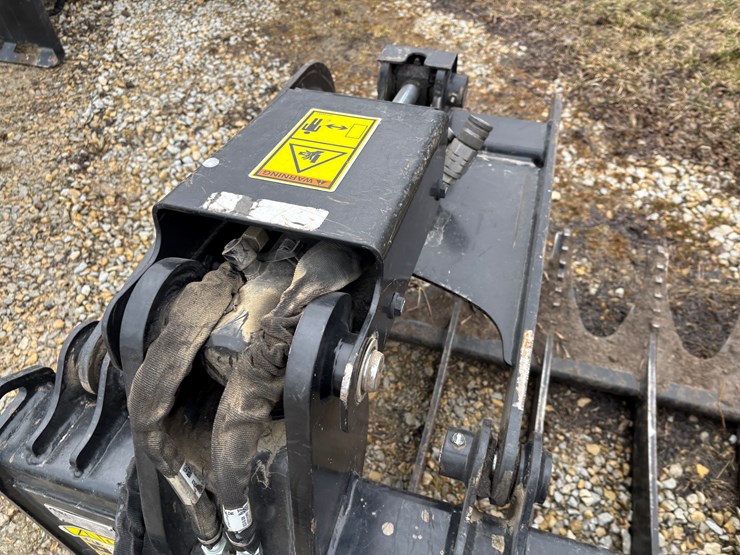 #2324-•-caterpillar-84"-skid-steer-grapple-bucket-image-16