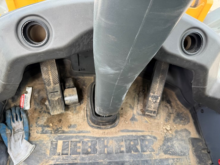 #3277-•-2016-liebherr-542-wheel-loader-w/-plow-and-chains-image-35