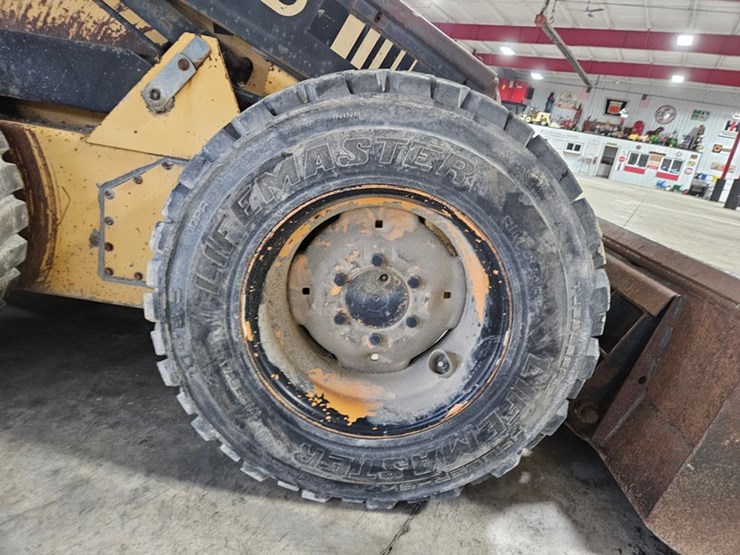 new-holland-l555-image-29