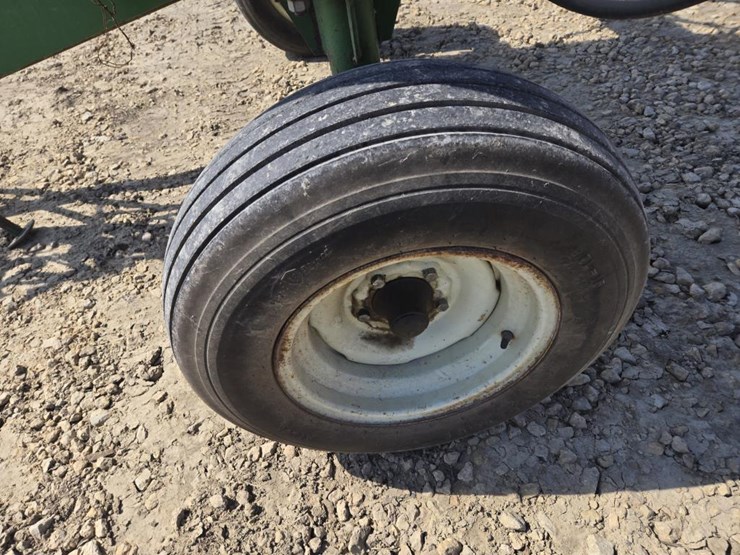 #194-•-john-deere-sprayer-with-booms-and-pump-image-5