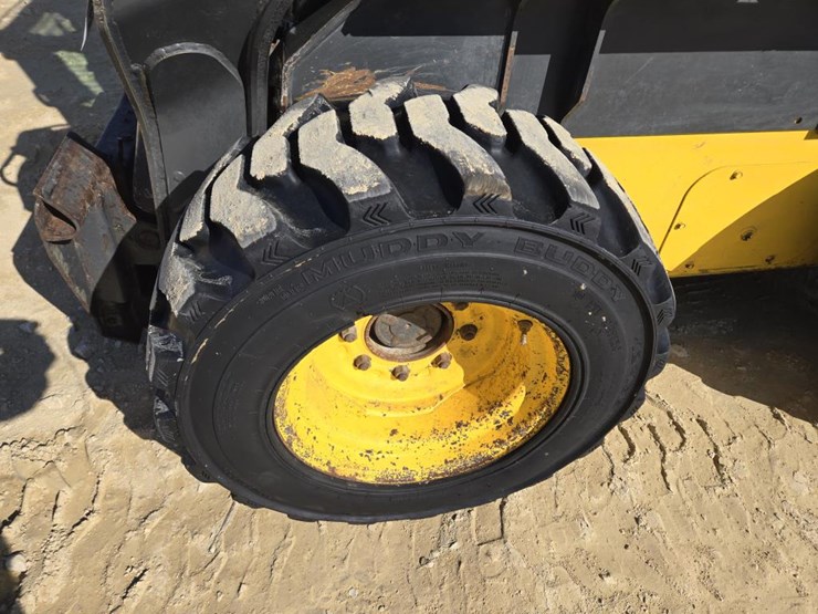 new-holland-l225-image-3